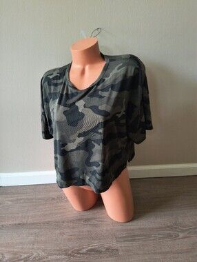 Old Navy Ultralite All Day Camouflage Crop T-Shirt Short Sleeve Size Medium